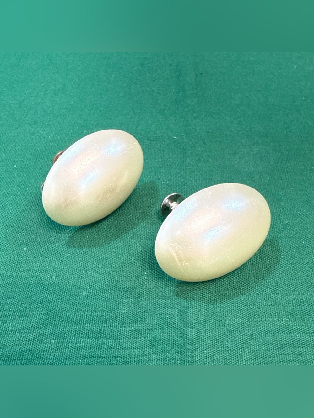 VTG Oval Shaped Pearl-White Imitation Pearl Screw Back Earrings. 20E
